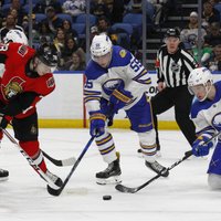 'Sabres' bez savainotā Girgensona piedzīvo zaudējumu NHL pastarīšu duelī