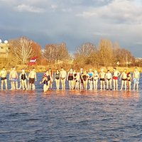 ФОТО: 300 "моржей" устроили заплыв в честь 100-летия Латвии