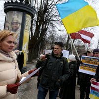 У посольства России 30 человек и Байба Брока протестуют против "агрессии в Украине"