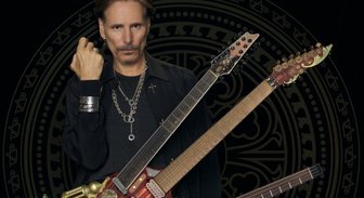 В мае в Риге выступит легендарный виртуоз рок-гитары Стив Вай