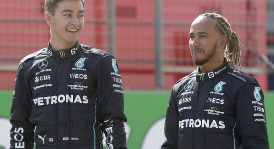 Oficiāli: Hamiltons un Rasels turpinās braukt 'Mercedes' F-1 komandā vēl vismaz divus gadus