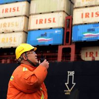 Stājas spēkā ASV tarifi Ķīnas precēm; Pekina draud ar pretpasākumiem