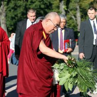 Fotoreportāža: Dalailama noliek ziedus pie Brīvības pieminekļa