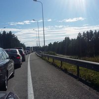 ФОТО, ВИДЕО: на дороге из Риги в Саулкрасты образовалась автомобильная пробка на десятки километров