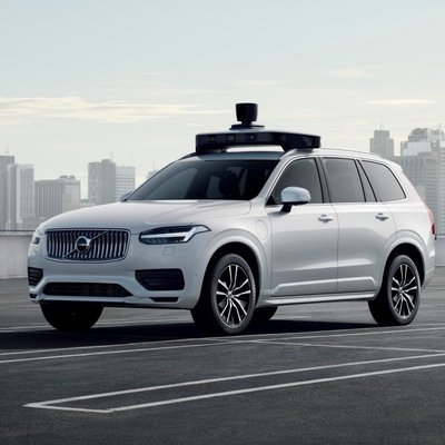 'Volvo' un 'Uber' prezentē ražošanai gatavu autonomās braukšanas 'X90'