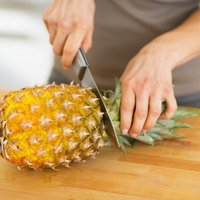 Video pamācība: Kā sagriezt ananāsu