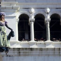 Foto: Venēcijas karnevālā 'nolaidies eņģelis'
