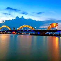 Foto un video: Uguni spļaujošs tilts Vjetnamā