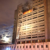 Foto: Uguns plosījusies 'Radiotehnikas' ēkā; liesmas lokalizētas