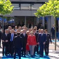 Video: Makrons izvairās no Trampa, lai pirmo sveiktu Merkeli