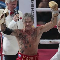 Foto: Pēc 20 gadu pārtraukuma Rūrks cīnās boksa ringā un uzvar pretinieku