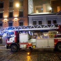 Ugunsdzēsēji Rīgā izglābuši vienu cilvēku