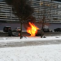 Video: Pie Olimpiskā sporta centra sadeg Latvijas Cīņas federācijas prezidenta auto