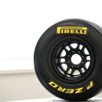 'Pirelli' joprojām pēta Hamlitona riepu problēmas