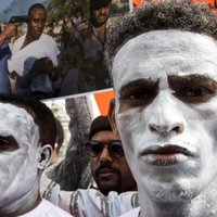 Āfrikas emigranti balti ķellētām sejām Izraēlā protestē pret izraidīšanu