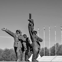 Правительство поддержало демонтаж 69 памятников, прославляющих советский и нацистский режимы