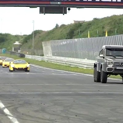 Video: Sešriteņu G-klases apvidnieks vienā trasē ar 'Ferrari' un 'Porsche'