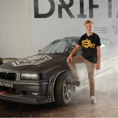 Foto: Latviešu drifteris Nikolass Bertāns svin 13 gadu jubileju un atrāda jauno auto