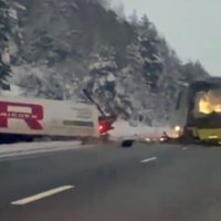 Uz Ventspils šosejas 'Ecolines' pasažieru autobuss saskrējies ar smago automašīnu; seši cietušie (plkst. 10:25)