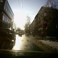 Video: Auto Rīgā viens pēc otra aiztraucas pie sarkanās gaismas