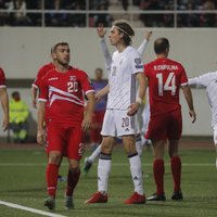 Latvijas futbola izlase pirmā ielaiž, bet ciklu noslēdz ar uzvaru Gibraltārā