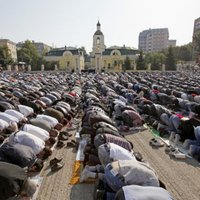 Puskailas aktīvistes Eiropas pilsētās protestē pret islāmistiem
