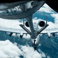 ФОТО, ВИДЕО: Как американцы заправляют свои штурмовики А-10 в небе Латвии