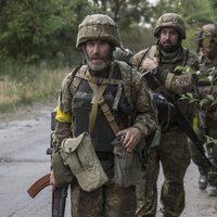 Krievijas okupanti pilnībā kontrolē Severodonecku; ukraiņi atkāpušies uz drošākām pozīcijām, ziņo amatpersona