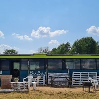 ФОТО. Переночевать в автобусе: в Латгалии появилось новое место для отдыха