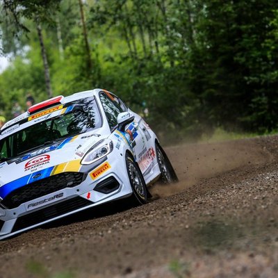 Seska ekipāža piektajā vietā junioru klasē pēc WRC Somijas rallija pirmās dienas