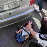 Pašvaldības policisti, izsitot stiklu, no sakarsuša auto izglābj zīdaini