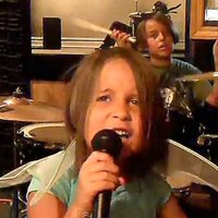 Piecgadīga meitene dzied smagā metāla žanrā