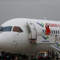 Ķīnas pirmā lielizmēra pasažieru lidmašīna aizvadījusi veiksmīgu izmēģinājuma reisu