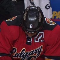 Par uzbrukumu NHL tiesnesim 'Flames' hokejistu diskvalificē uz 20 spēlēm