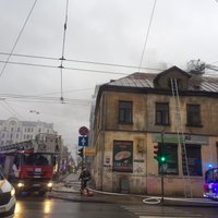 Video: Valdemāra ielā Rīgā deg māja; satiksme atjaunota (plkst.20.13)