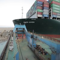 Suecas kanālā iestrēgušo konteinerkuģi izdevies atbrīvot