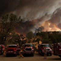 Apokaliptiski foto: Mežu ugunsgrēki plosa Kalifornijas štatu
