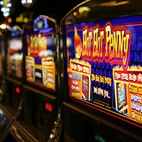 Azartspēļu un izložu nozare pusgadā apgroza gandrīz 62,7 miljonus latu