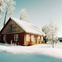Apkure brīvdienu mājā pašā ziemas spelgonī - cik bieži kurināt?