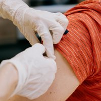 SPKC aicina neatlikt vakcināciju pret Covid-19 un gripu