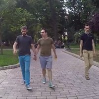 Video: Kijevā geju pāra pastaiga beidzas ar kautiņu