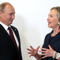 Клинтон заявила о поддержке НАТО в борьбе с "российской угрозой"