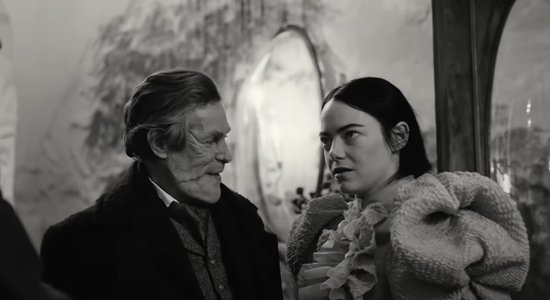 Venēcijas kinofestivālā triumfē 'Nabaga radības' ar Emmu Stounu galvenajā lomā