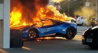 Foto: Minivena vadītāja neuzmanības dēļ ASV nodeg 'Lamborghini' superauto