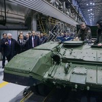 NYT: Krievija ražo 7 reizes vairāk munīcijas nekā Rietumi; ripo arī tanki