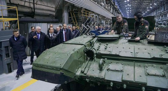 NYT: Krievija ražo 7 reizes vairāk munīcijas nekā Rietumi; ripo arī tanki