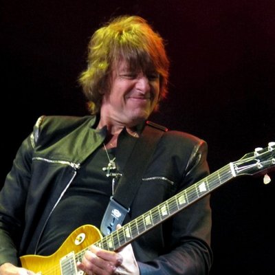 Гитарист Bon Jovi бросил группу во время тура