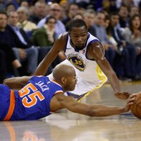 'Knicks' bez Porziņģa piekāpjas NBA čempioniem 'Warriors'