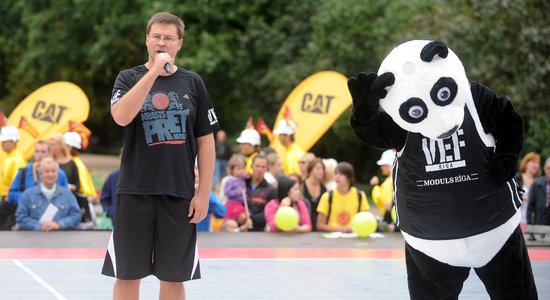 Fotreportāža: Politiķu basketbols Rīgas svētkos