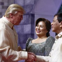 Президент Филиппин Дутерте "по распоряжению Трампа" вышел на сцену и спел